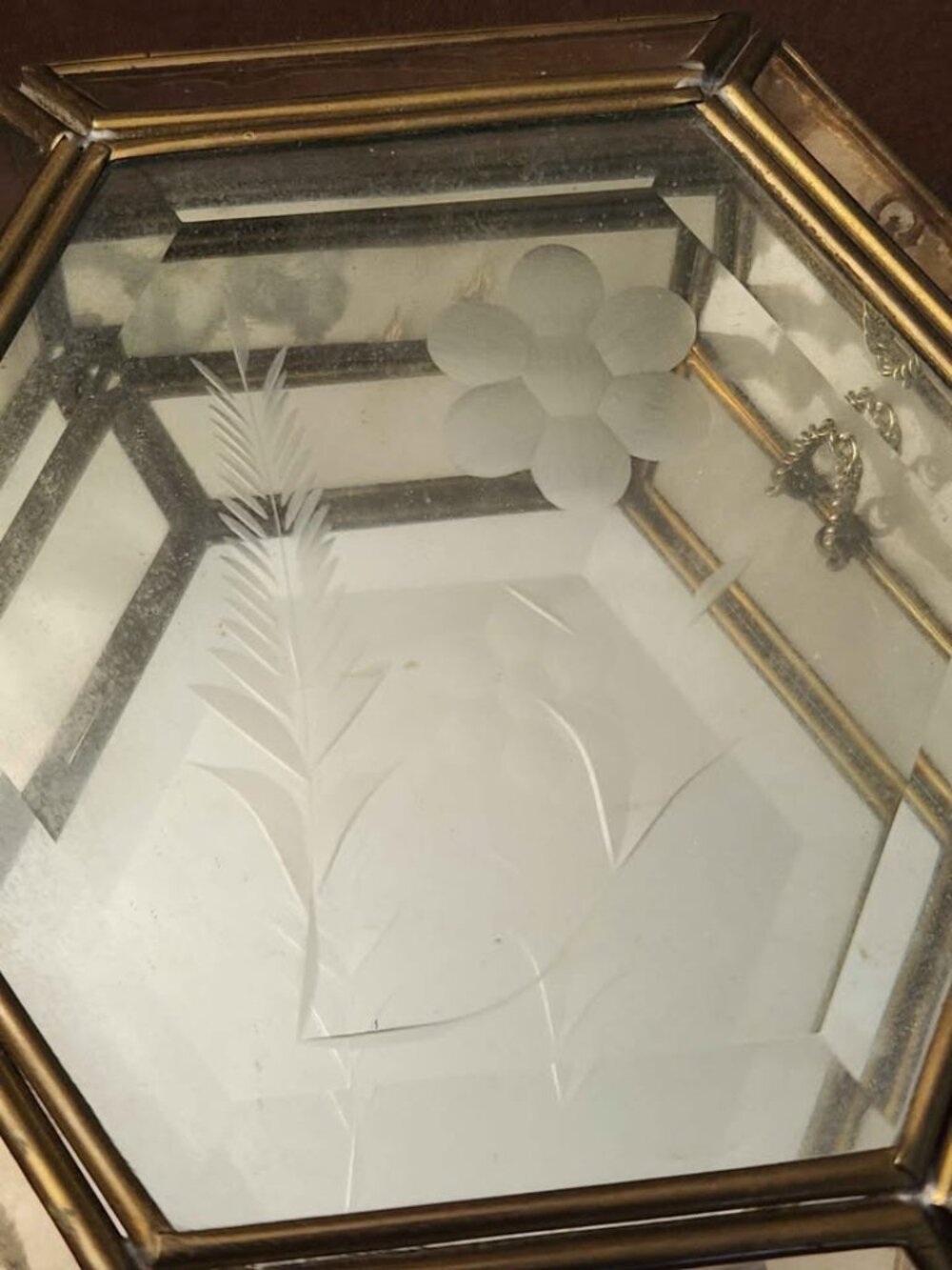 Vintage glass footed trinket box - Picture 3 of 6